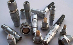 電連接器的基本結(jié)構(gòu)件包括